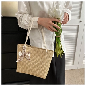 Détail du sac cabas en paille avec poignée foulard et bandoulières en corde de coton