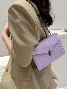 Sac à bandoulière violet matelassé avec chaîne et fermoir métallique pour femmes