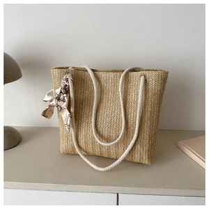 Détail du sac cabas en paille beige avec texture tressée et anses en corde de coton blanc