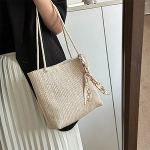 Sac cabas en paille tissée pour femme avec foulard en soie et anses en corde