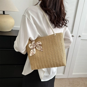 Sac fourre-tout en paille tressée avec foulard en soie et longues anses d'épaule chic
