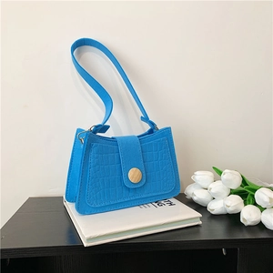 Women Retro Felt Shoulder Bag Crocodile Embossed Underarm Bag with Wooden Buckle Solid Color Minimalist Square Handbag