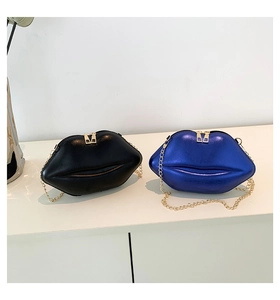 Détail de sacs à bandoulière en forme de lèvres, noir mat et bleu métallisé avec chaîne dorée