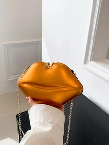 Sac à bandoulière chic en forme de lèvres orange avec finition métallique et chaîne