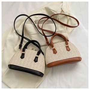 Détails des sacs en paille tissée en forme de coquille avec finitions en cuir chic