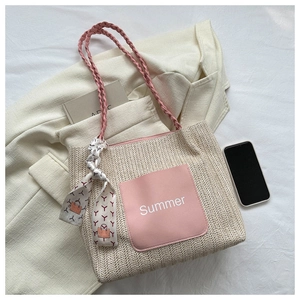 Detail der gewebten Tragetasche mit rosa Ledertasche, Summer-Schriftzug und Seidenschal