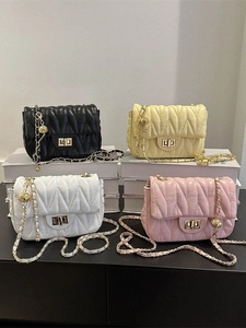 Minimalist quilted chain shoulder bags in four colors with golden metal twist locks