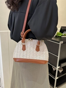 Sac à main tissé en forme de coquille avec garniture en cuir brun et bandoulière