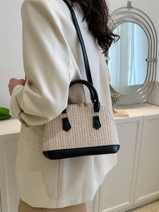Sac à main tissé chic avec garniture en cuir noir et fermeture éclair dorée élégante