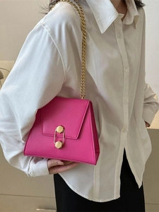 Sac à bandoulière rose rouge à la mode avec chaîne dorée et fermoir en métal géométrique