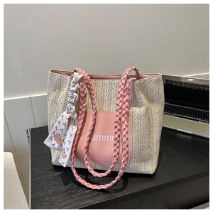 Detaillierte Makroansicht der gewebten Tasche mit rosa Ledertasche und dekorativem Seidenschal