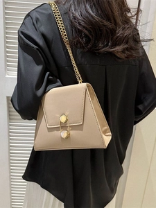 Sac à bandoulière trapèze beige élégant avec chaîne dorée et boucle à épingle unique