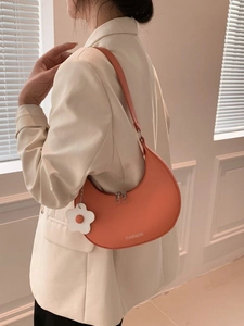Sac hobo demi-lune chic orange corail avec pendentif fleur et zip argenté élégant