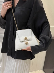 Sac à bandoulière blanc minimaliste avec chaîne dorée et fermoir en forme de trombone