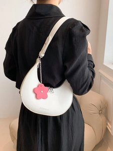 Sac hobo demi-lune blanc minimaliste avec bandoulière réglable et breloque fleur rose