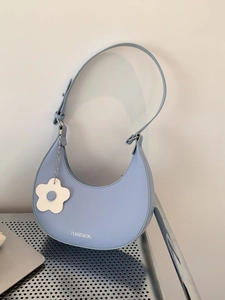 Sac sous le bras croissant bleu clair minimaliste avec charm fleur et bandoulière