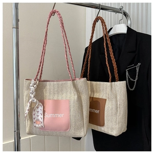 Detail von gewebten Taschen mit Leder-Sommer-Taschen und Seidenschal-Dekor