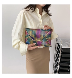 Detail der bunten Regenbogen-Umschlagtasche mit eleganten goldenen Metallelementen