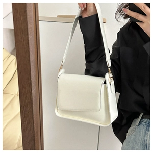 Selfie allo specchio della borsa a tracolla bianca minimalista con tracolla larga