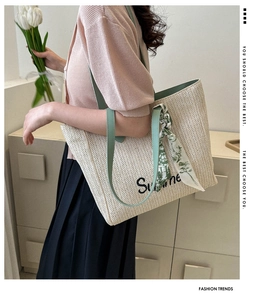 Détail du sac cabas en paille avec anses en cuir vert et foulard en soie à fleurs orné