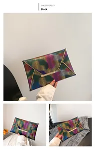 Details der bunten Fischgräten-Umschlagtasche mit elegantem goldenem Metallbesatz
