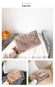 Schicke bunte Umschlag-Clutch mit Metallic-Finish und goldener Verschlussleiste