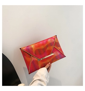 Detailansicht der bunten Farbverlauf-Briefumschlagtasche mit goldenem Metallbesatz