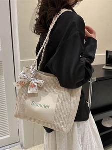 Schicke gewebte Shopper-Tasche für Damen mit Summer-Schriftzug und dekorativem Seidenschal