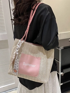 Stroh-Stoffbeutel mit rosa Summer-Patch und dekorativem Seidenschal für den Alltag