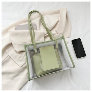 Vue de dessus d'un grand sac cabas transparent en PVC vert clair avec pochette en cuir