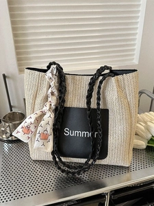 Gewebte Stroh-Shopper-Tasche mit Summer-Aufdruck, Seidentuch und schwarzen Trägern