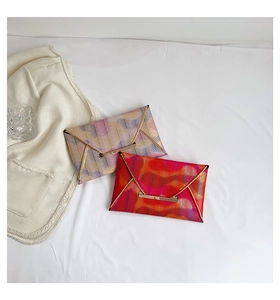 Detailansicht der gewebten Umschlag-Clutch-Taschen mit V-Klappen und goldener Schließe