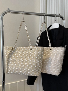 Borsa tote in paglia con ricamo floreale bianco e tracolla a catena in metallo