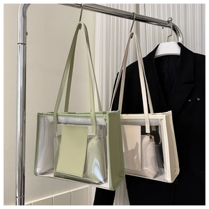 Détail du sac cabas transparent en PVC avec pochette intérieure et poche plaquée chic