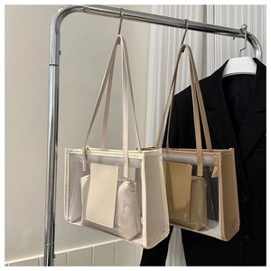 Vue détaillée de grands sacs cabas en PVC avec pochettes intérieures en beige et kaki