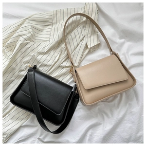 Dettaglio borse a tracolla minimaliste nero e beige in ecopelle con spalla larga