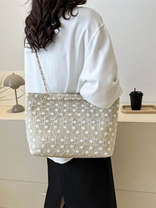 Borsa tote in paglia con ricamo floreale e tracolla a catena d'oro per l'estate