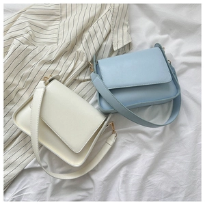 Dettagli di borse a tracolla rettangolari minimaliste in beige e blu con spallina larga