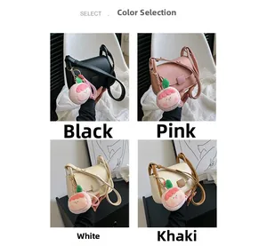 Sélection de sacs à bandoulière en cuir en quatre couleurs avec pendentifs pêche