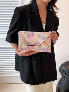 Schicke Chevron-Umschlagtasche mit buntem Verlaufsmuster und goldenen Metallbeschlägen
