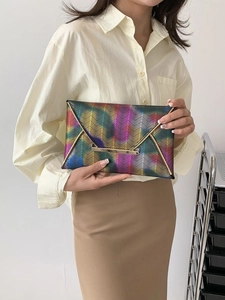 Regenbogen-Umschlagtasche mit V-Muster und Metallbesatz für Damen Mode 2023