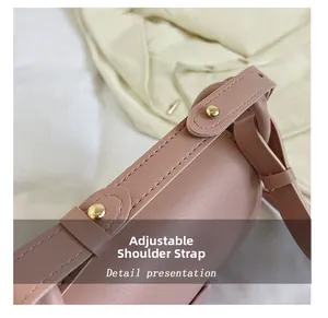 Détail de la bandoulière réglable en cuir rose avec boucle dorée et coutures fines
