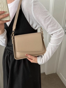 Borsa a tracolla beige in ecopelle con design a patta e fibbia in metallo dorato
