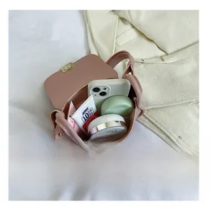 Vue intérieure du sac à bandoulière rose montrant la capacité de rangement