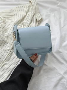 Borsa a tracolla quadrata celeste in finta pelle opaca con cinturino largo e fibbie