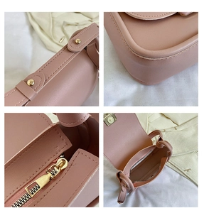 Détails du sac bandoulière rose montrant les rivets, coutures et fermeture dorée