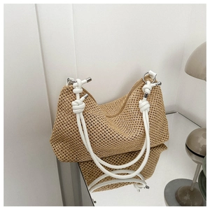 Vue détaillée du sac à bandoulière en paille tressée avec poignées en corde blanche et métal argenté