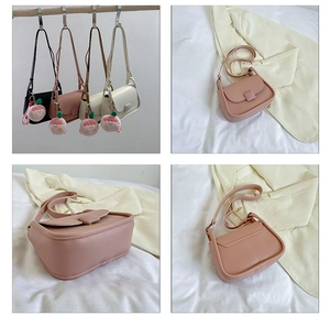 Détails de petits sacs bandoulière en cuir PU rose, noir et beige avec charms mignons