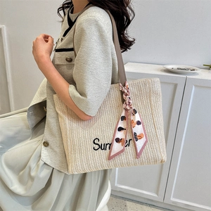 Grand sac cabas en paille beige avec broderie Summer et foulard en soie élégant accessoire
