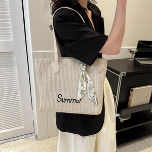 Grand sac cabas d'été en paille avec broderie Summer et foulard en soie floral